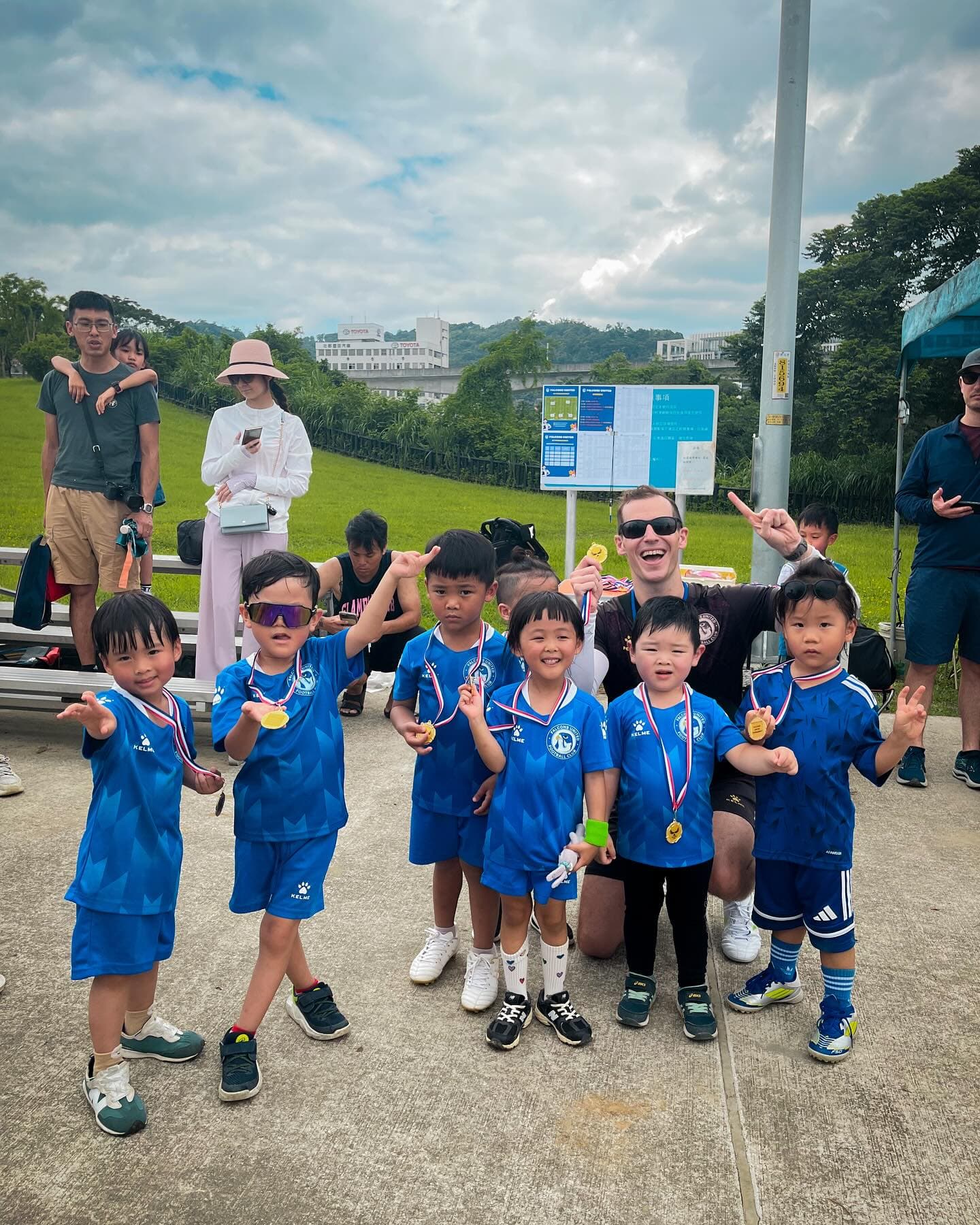 Falcons United IV Tournament 球員與教練合照