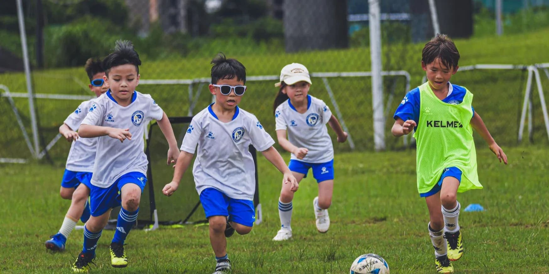 Falcons United 孩子們在足球場上訓練
